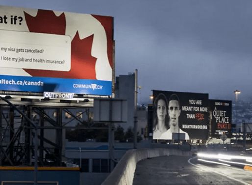 Станок для лазерной резки металла, используемый в рекламной индустрии