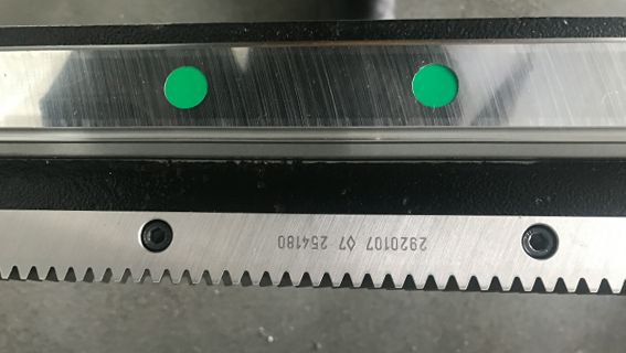 Рельсовая направляющая и стойка