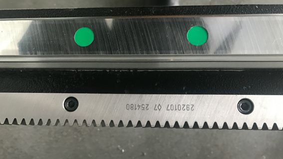 Рельсовая направляющая и стойка